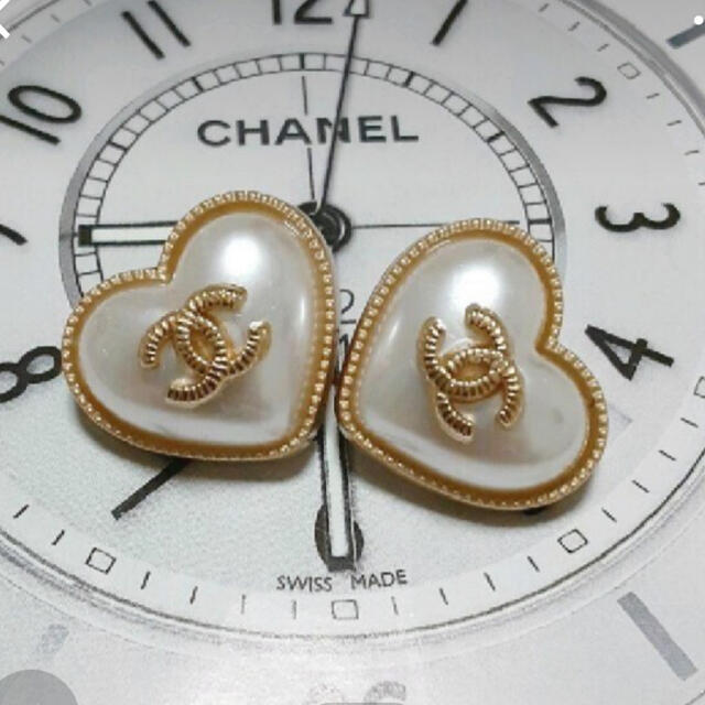 CHANEL ボタンピアス