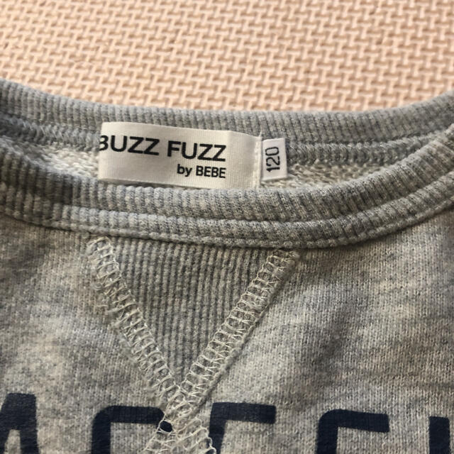 BeBe(ベベ)のbuzz fuzz by BEBE グレー　キッズ　トレーナー　120 キッズ/ベビー/マタニティのキッズ服男の子用(90cm~)(Tシャツ/カットソー)の商品写真