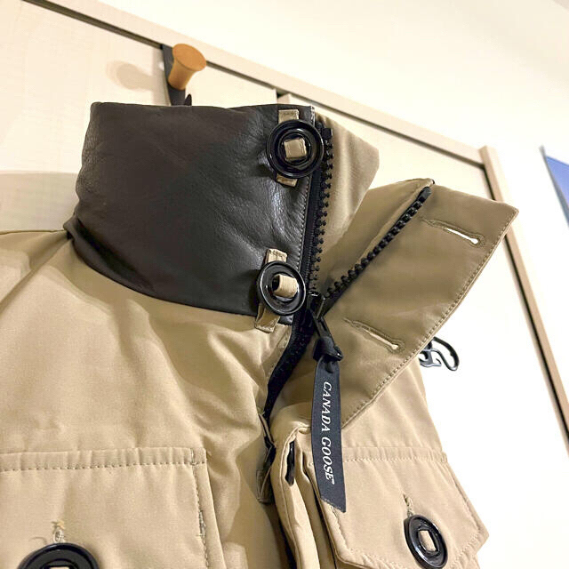 CANADA GOOSE(カナダグース)のCANADAGOOSE モントリオール TANベージュXS【革襟別注】 メンズのジャケット/アウター(ダウンベスト)の商品写真