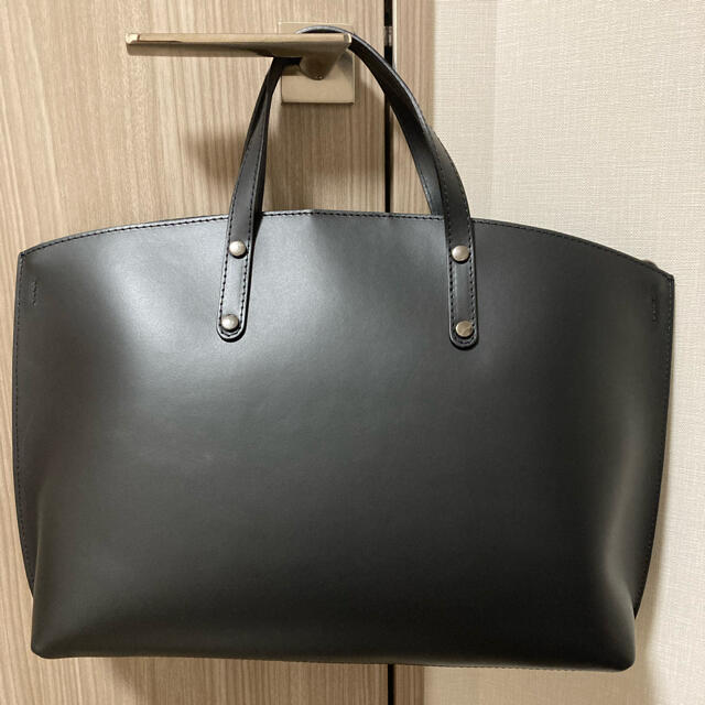 TOMORROWLAND(トゥモローランド)の新品　即納　本革デザインバッグ レディースのバッグ(ハンドバッグ)の商品写真
