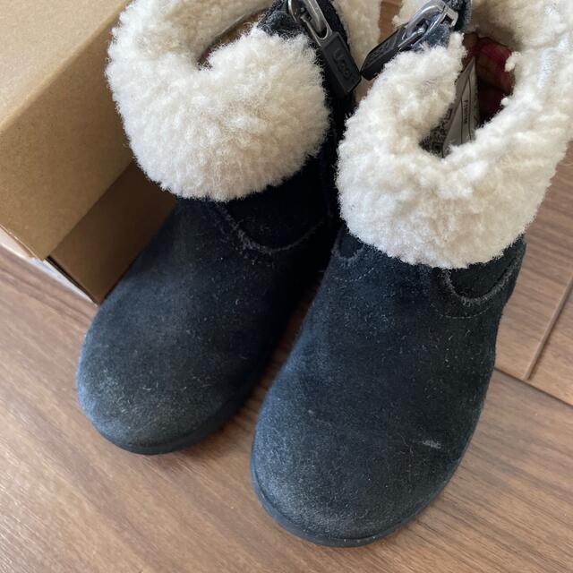 UGG(アグ)のugg アグ　キッズ　ブーツ　ムートン　14.7㌢ キッズ/ベビー/マタニティのキッズ靴/シューズ(15cm~)(ブーツ)の商品写真