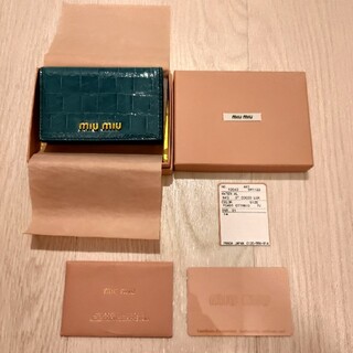 ミュウミュウ(miumiu)のsoldout❣️新品未使用✫ miumiu 名刺入れ(名刺入れ/定期入れ)