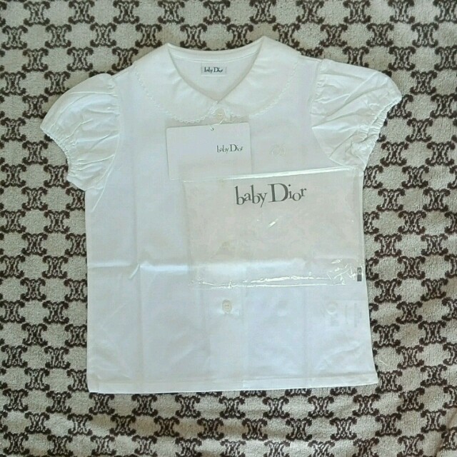 baby Dior(ベビーディオール)の新品 baby Dior 半袖ロゴブラウス キッズ/ベビー/マタニティのキッズ服女の子用(90cm~)(ブラウス)の商品写真