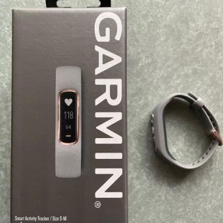 ガーミン(GARMIN)の美品⭐︎Garminのお洒落な活動量計Vivosmart4グレーローズゴールド！(トレーニング用品)