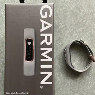 ガーミン(GARMIN)の美品⭐︎Garminのお洒落な活動量計Vivosmart4グレーローズゴールド！(トレーニング用品)