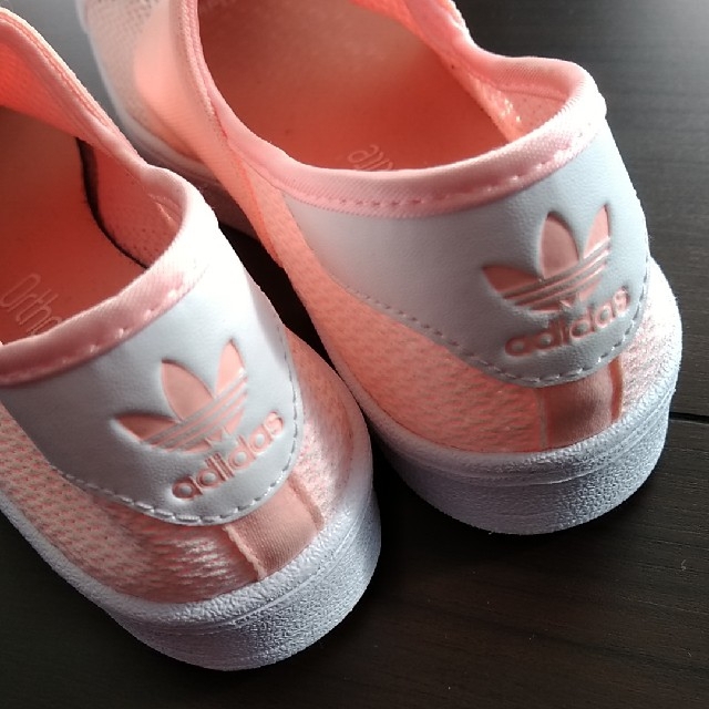 adidas(アディダス)のadidas originalsｽﾘｯﾎﾟﾝ　21㎝ キッズ/ベビー/マタニティのキッズ靴/シューズ(15cm~)(スニーカー)の商品写真