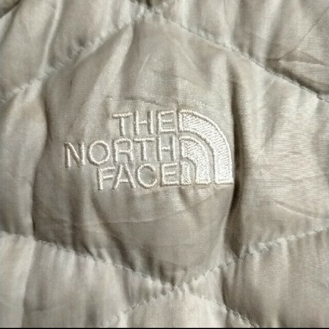 THE NORTH FACE(ザノースフェイス)のノースフェイス　ダウンベスト　550フィルパワー　シルバー メンズのジャケット/アウター(ダウンベスト)の商品写真