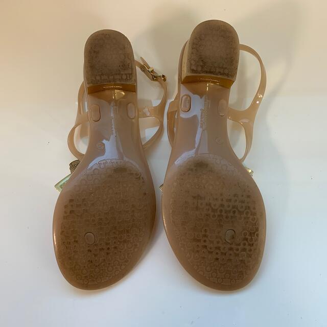 Salvatore Ferragamo(サルヴァトーレフェラガモ)のサルヴァトーレフェラガモ　ゴールド　サンダル レディースの靴/シューズ(サンダル)の商品写真