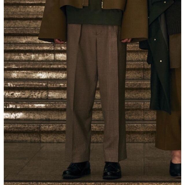 SUNSEA(サンシー)のyoke 19aw 1TUCK WIDE TROUSERS BEIGE メンズのパンツ(スラックス)の商品写真