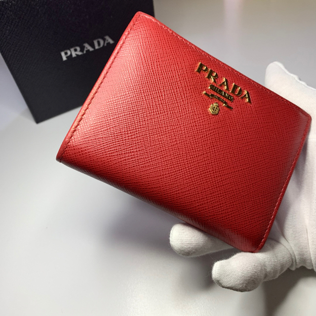 PRADA(プラダ)のPRADA プラダ　折り財布　サフィアーノ　レッド レディースのファッション小物(財布)の商品写真