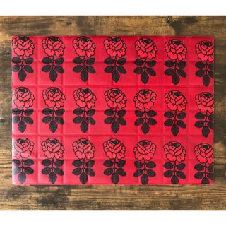 マリメッコ(marimekko)のマリメッコ ランチョンマット ヴィヒキルース 赤 ①(テーブル用品)