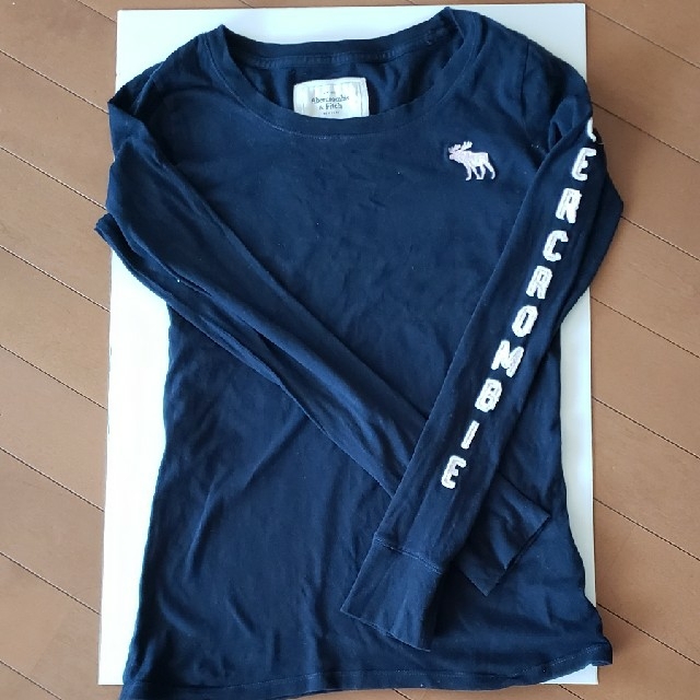Abercrombie&Fitch(アバクロンビーアンドフィッチ)のアバクロ　ロングTシャツ　Sサイズ レディースのトップス(Tシャツ(長袖/七分))の商品写真
