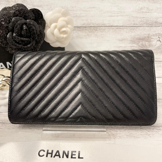 CHANEL(シャネル)のCHANEL✨シャネル✨シェブロン✨Vステッチ✨二つ折り✨長財布 レディースのファッション小物(財布)の商品写真