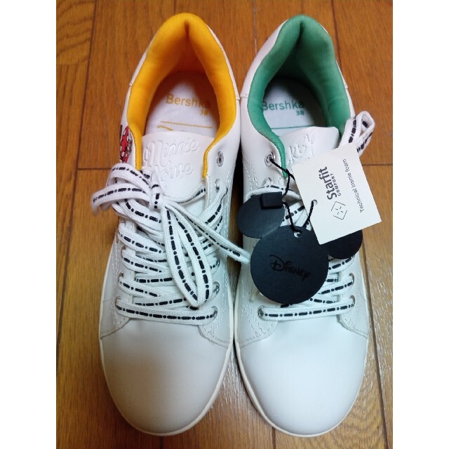 ZARA(ザラ)のBershkaミッキーミニースニーカー👟タグ付き38サイズレア〜 レディースの靴/シューズ(スニーカー)の商品写真