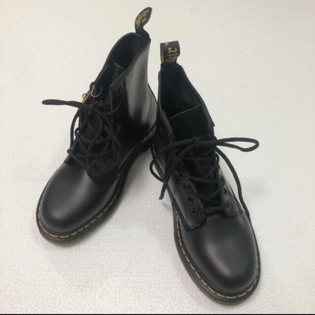 Dr.Martens(ドクターマーチン)の【ちえ様　専用】Dr.Martens 新品未使用 革靴8ホール 25.5cm レディースの靴/シューズ(ブーツ)の商品写真