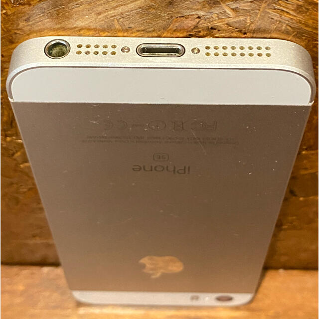 iPhone(アイフォーン)のApple iPhoneSE (第一世代) 64GB シルバー SIMフリー スマホ/家電/カメラのスマートフォン/携帯電話(スマートフォン本体)の商品写真