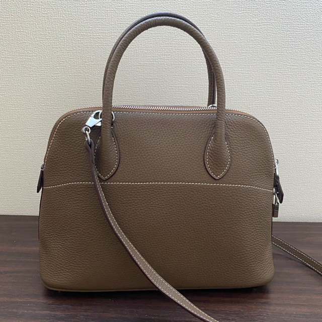 ノーブランド　ブガッティ型　バッグ　本革 レディースのバッグ(ショルダーバッグ)の商品写真