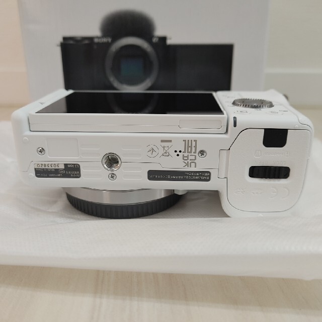 SONY(ソニー)のほぼ未使用　オマケあり　VLOGCAM ZV-E10 ボディ　ホワイト スマホ/家電/カメラのカメラ(ミラーレス一眼)の商品写真