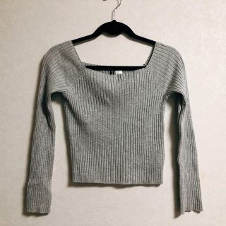 エイチアンドエム(H&M)のクロップド丈ニットトップス(ニット/セーター)