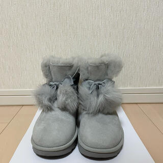 アグ(UGG)の【【新品未使用】UGG ムートンブーツ　ライトグレー 22cmファー付き(ブーツ)