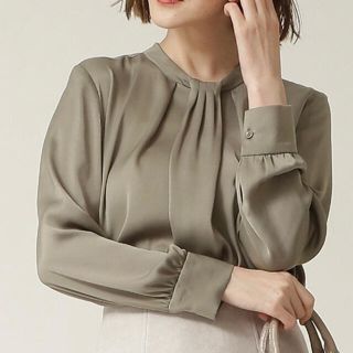 ナチュラルビューティーベーシック(NATURAL BEAUTY BASIC)の今季美品！ナチュラルビューティーベーシック☆フロントタックサテンブラウス(シャツ/ブラウス(長袖/七分))