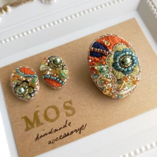 手刺繍ブローチ＆手刺繍イヤリング／ピアス(コサージュ/ブローチ)