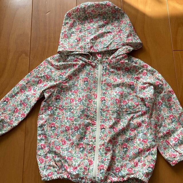 babyGAP(ベビーギャップ)の美品babygap90ジャンパーフード取り外し可能　小花柄　ウィンドブレーカー　 キッズ/ベビー/マタニティのキッズ服女の子用(90cm~)(ジャケット/上着)の商品写真