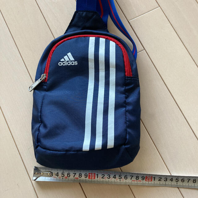 adidas(アディダス)のadidas アディダス　キッズ　ボディバッグ キッズ/ベビー/マタニティのこども用バッグ(その他)の商品写真