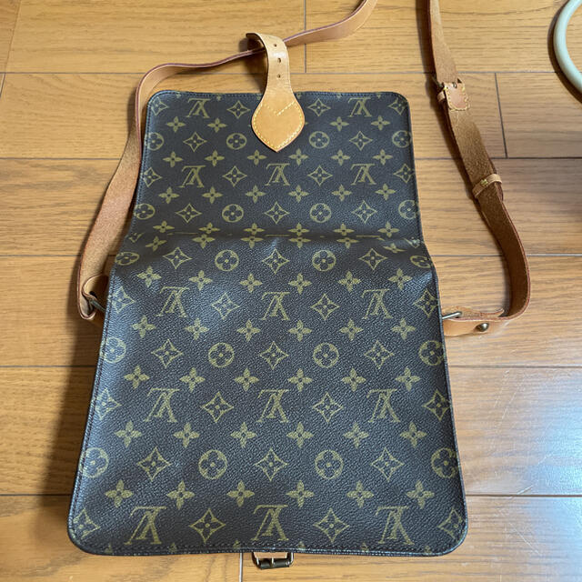 LOUIS VUITTON(ルイヴィトン)の美品　ルイ•ヴィトン　カルトシエール　モノグラム　ショルダーバック レディースのバッグ(ショルダーバッグ)の商品写真