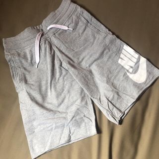 ナイキ(NIKE)のNIKE ハーフパンツ／メンズS グレー スウェットパンツ 切りっぱなし(ショートパンツ)