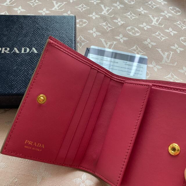 PRADA(プラダ)のPRADA 二つ折り財布 ベージュ レディースのファッション小物(財布)の商品写真