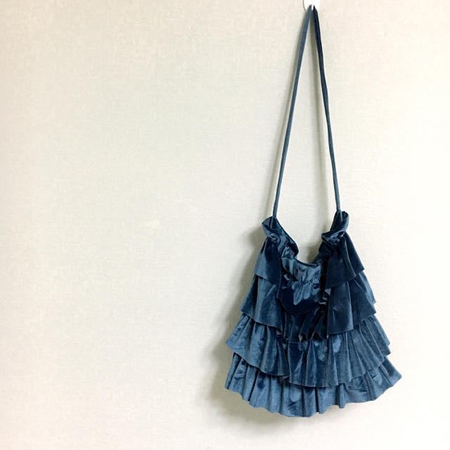 merlot(メルロー)のメルロー ベロア調フリルバッグ  ブルー レディースのバッグ(ショルダーバッグ)の商品写真