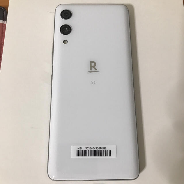 Rakuten(ラクテン)のRakuten hand P710 本体 ホワイト (ケース付き) スマホ/家電/カメラのスマートフォン/携帯電話(スマートフォン本体)の商品写真