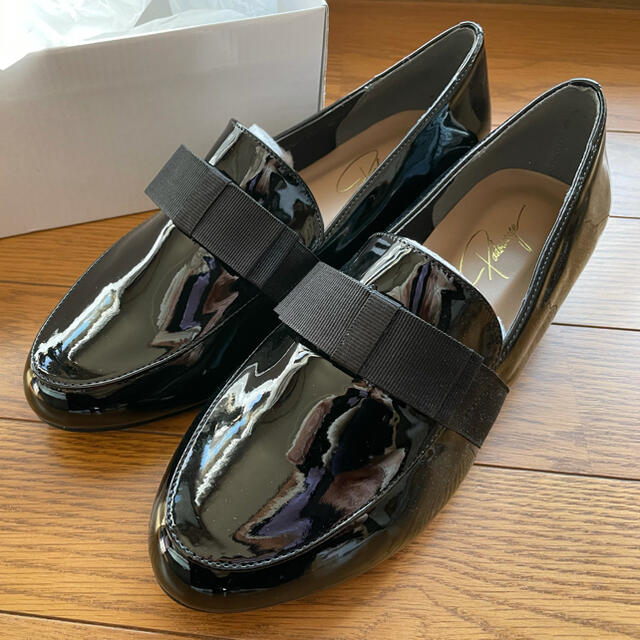 【新品未使用】エナメルローファー　リボン付 レディースの靴/シューズ(ローファー/革靴)の商品写真