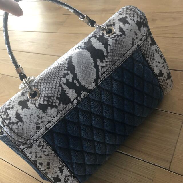 GUESS(ゲス)のguess bag レディースのバッグ(ハンドバッグ)の商品写真