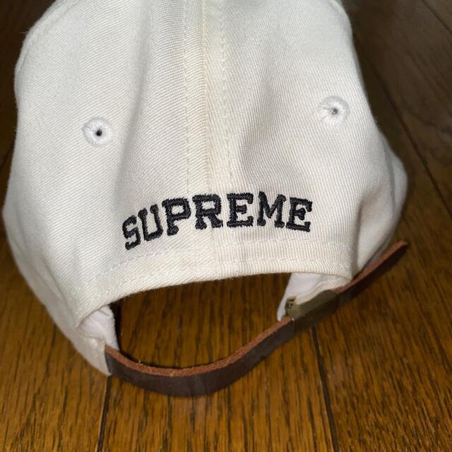 Supreme(シュプリーム)のSupreme シュプリーム　白キャップ レディースの帽子(キャップ)の商品写真