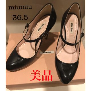 ミュウミュウ(miumiu)の【お値下げ・美品】ミュウミュウ　エナメルパンプス　黒　36.5(23)(ハイヒール/パンプス)