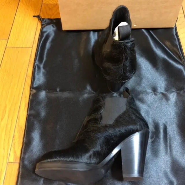 ACNE(アクネ)のacneアクネ　ファーブーツ　35サイズ レディースの靴/シューズ(ブーツ)の商品写真