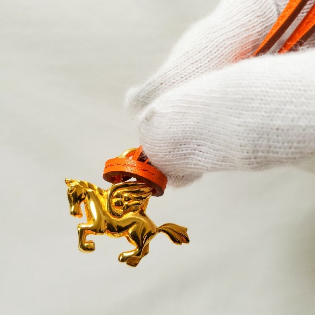 Hermes(エルメス)の【未使用に近い】HERMES　カデナ　ペガサス　チャーム　革紐付き レディースのアクセサリー(チャーム)の商品写真