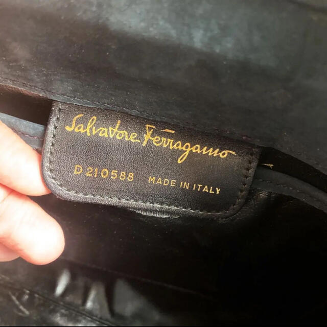 Salvatore Ferragamo(サルヴァトーレフェラガモ)の美品　フェラガモ　ヴァラ　リボン　ゴールド　ショルダーバッグ　ネイビー レディースのバッグ(ショルダーバッグ)の商品写真