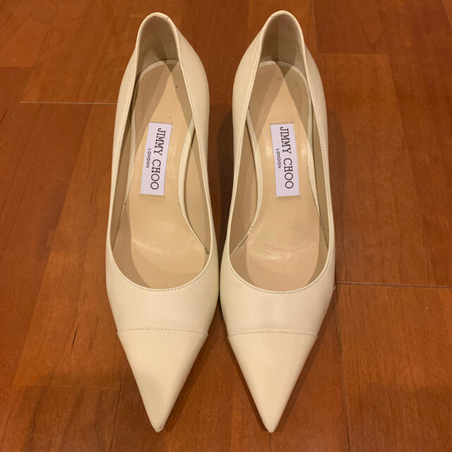 JIMMY CHOO(ジミーチュウ)のJimmy Choo ホワイトパンプス　サイズ37 1/2傷あり レディースの靴/シューズ(ハイヒール/パンプス)の商品写真