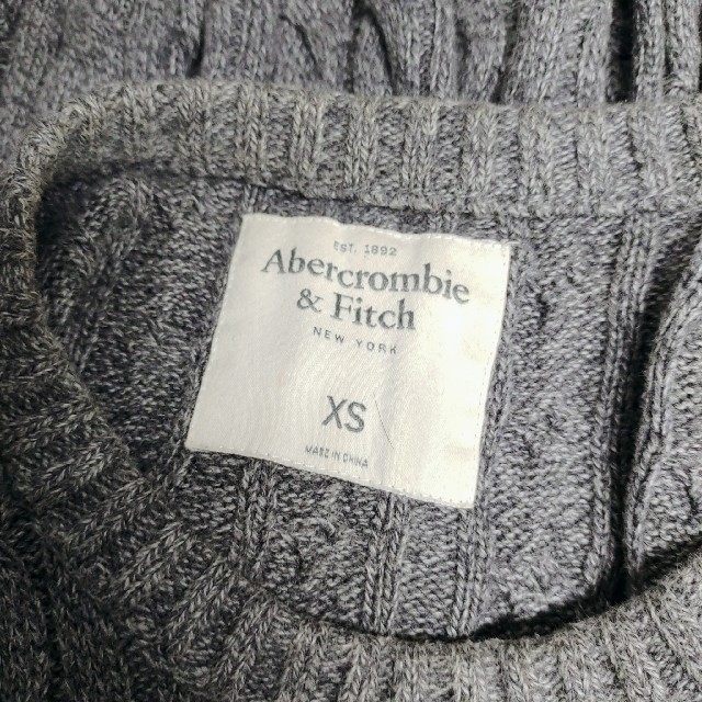 Abercrombie&Fitch(アバクロンビーアンドフィッチ)のアバクロンビー&フィッチニットセーターxsサイズグレーケーブル メンズのトップス(ニット/セーター)の商品写真