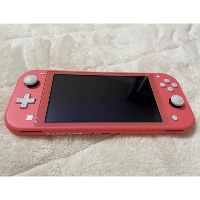 Nintendo Switch(ニンテンドースイッチ)の中古 SWITCH LITE コーラル 美品 一式セットとおまけ付き エンタメ/ホビーのゲームソフト/ゲーム機本体(家庭用ゲーム機本体)の商品写真