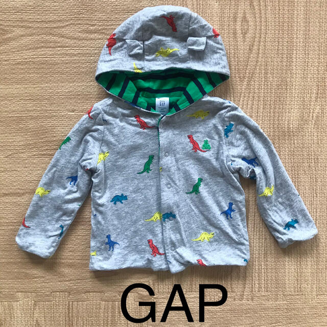babyGAP(ベビーギャップ)のGAP パーカー　美品　恐竜柄　アウター　80  くまミミフード キッズ/ベビー/マタニティのベビー服(~85cm)(カーディガン/ボレロ)の商品写真
