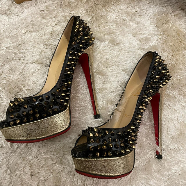 Christian Louboutin(クリスチャンルブタン)のChristian Louboutin スパイク 黒 パンプス ルブタン レディースの靴/シューズ(ハイヒール/パンプス)の商品写真