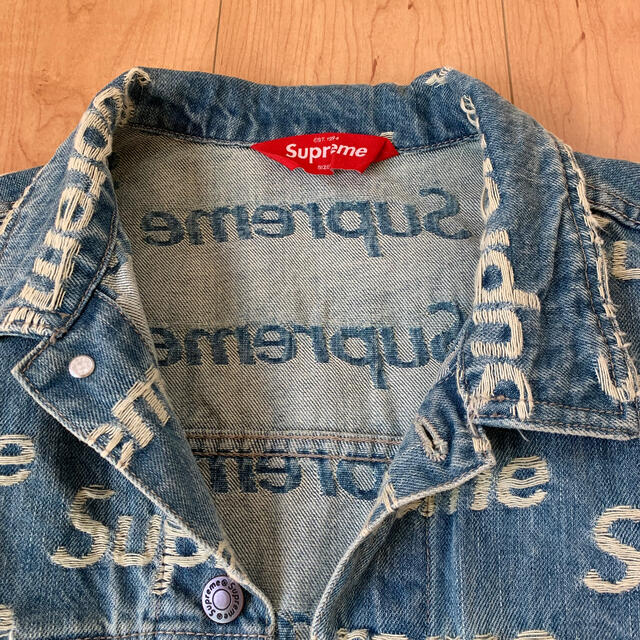 Supreme(シュプリーム)のsuprem frayed logo denim jaket メンズのジャケット/アウター(Gジャン/デニムジャケット)の商品写真