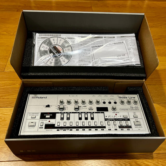 Roland(ローランド)のRoland Boutique TB-03 Bass Line （ケース付） 楽器の鍵盤楽器(キーボード/シンセサイザー)の商品写真