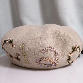 バラ色の帽子 ウールベレー帽 刺繍(ハンチング/ベレー帽)