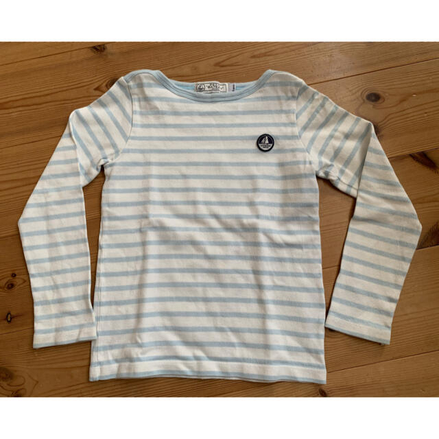 PETIT BATEAU(プチバトー)のプチバトー ボーダーカットソー 8ans 128cm キッズ/ベビー/マタニティのキッズ服男の子用(90cm~)(Tシャツ/カットソー)の商品写真