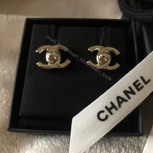 CHANEL シャネル  ターンロック調ロゴピアス